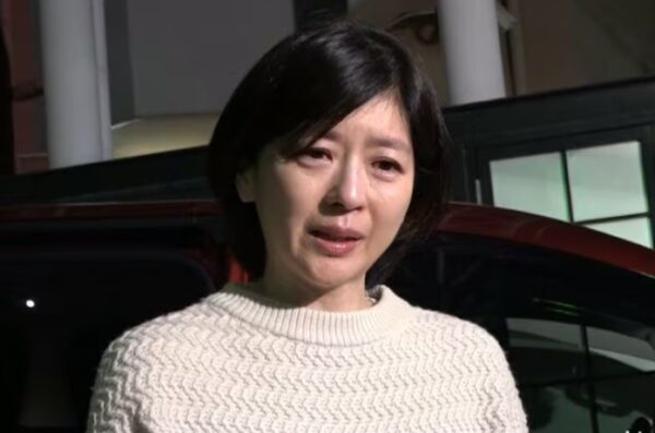 中山美穂が訃報を受けて、中山忍が報道にコメントをしている様子